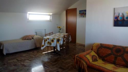 ein Wohnzimmer mit einem Tisch und einem Sofa in der Unterkunft Appartamento A Campobasso in Campobasso
