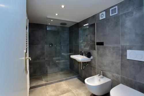 The Apartment House - Mezibranska في براغ: حمام مع مرحاض ومغسلة ودش