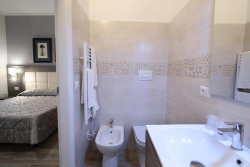 フィレンツェにあるAlderotti Homeのバスルーム(洗面台、トイレ付)、ベッド1台が備わります。
