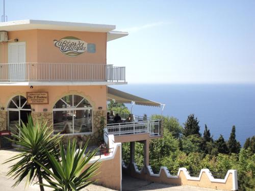 un restaurant avec vue sur l'océan dans l'établissement The 3 Brothers, à Afionas