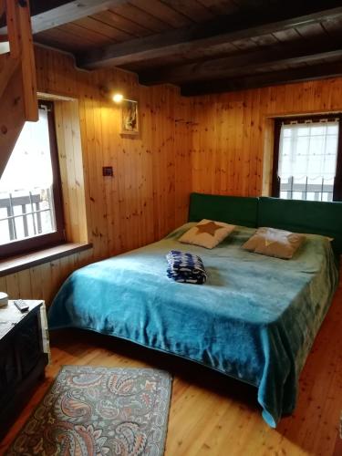 una camera da letto con un letto in una baita di legno di Ranch Dei Salassi Residence a Lillianes