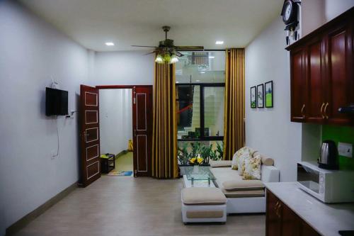 un soggiorno con divano e tavolo di Cozy furnished apartment in Phan Thiet city center a Phan Thiet