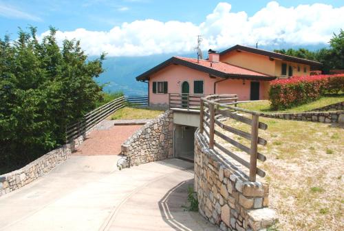 una casa en la cima de una colina con una valla en Villa Lago - Rebomaholidays, en Campione del Garda