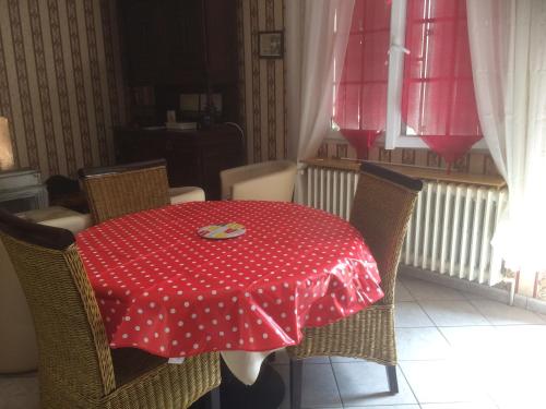 d'une table avec un chiffon rouge et blanc à la polka dans l'établissement Maison de Gaby 2 étoiles tourisme 2 ou 4 Personnes, à Vitrac
