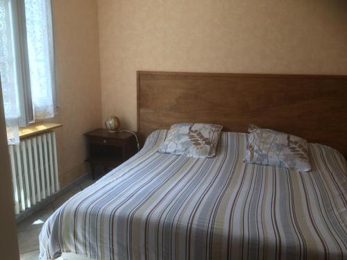 un lit avec deux oreillers dessus dans une chambre dans l'établissement Maison de Gaby 2 étoiles tourisme 2 ou 4 Personnes, à Vitrac