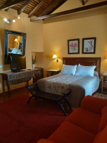 a hotel room with a bed and a mirror at Hotel Casa Rural San Antón in Chinchón