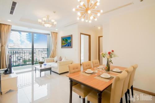 ein Esszimmer und ein Wohnzimmer mit einem Tisch und Stühlen in der Unterkunft Vinhomes Premium Apartment in Ho-Chi-Minh-Stadt