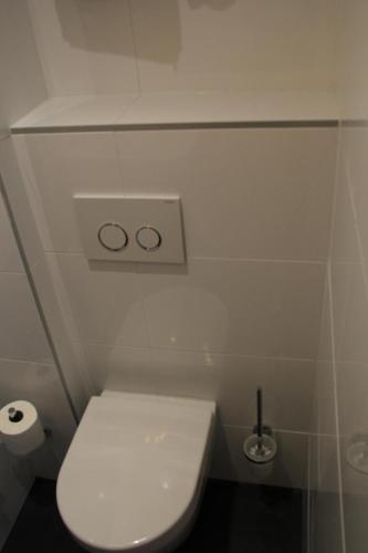 a bathroom with a toilet with two rings on the wall at Hotel 't Sonnehuys in Scheveningen