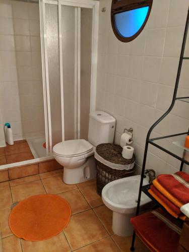 y baño con aseo, ducha y lavamanos. en Beautiful 1 bedroom apartment in Roda, Los Alcazares. Larger than average., en Roda