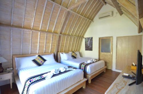 Tempat tidur dalam kamar di Lavella Villas Kuta Lombok