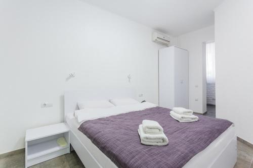 Postel nebo postele na pokoji v ubytování SkyHome na Nauky