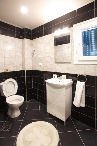 Ένα μπάνιο στο Darmani Spyros Apartments