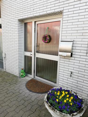 Eine Haustür eines Hauses mit einem Blumenstrauß. in der Unterkunft Gästezimmer am Deister in Springe