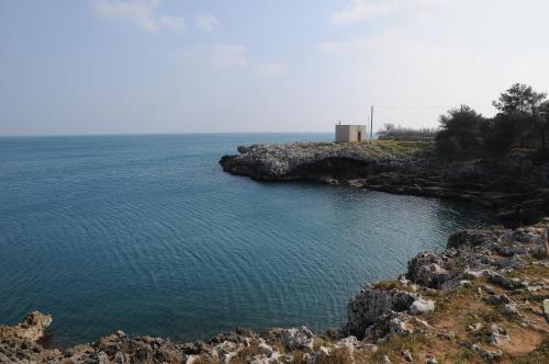 a body of water next to a rocky shore at Appartamenti porta mare in Otranto
