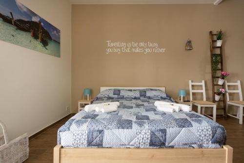 a bedroom with a bed with a blue and white comforter at Pura Vida Barocca in Ragusa