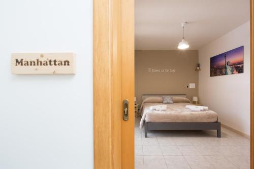 a bedroom with a bed in a room at Pura Vida Barocca in Ragusa