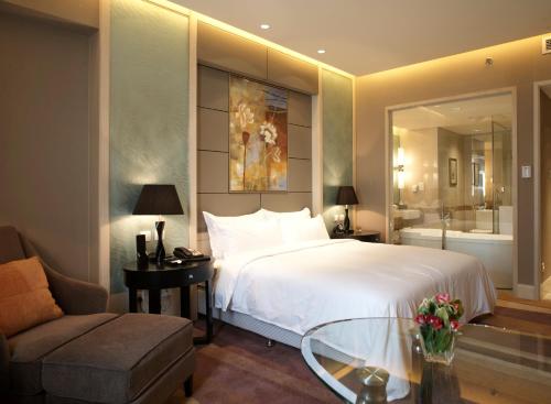Un pat sau paturi într-o cameră la Wenjin Hotel, Beijing