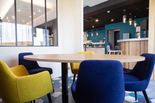 Ein Sitzbereich in der Unterkunft Kyriad Niort-Espace MendesFrance