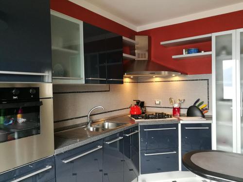 una cucina con lavandino e piano cottura di CA' DEL LAGO a Cannobio