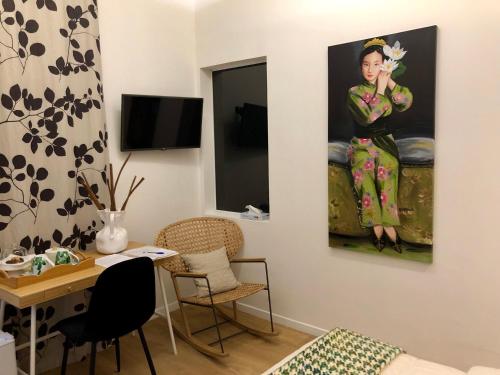a room with a painting of a woman on the wall at A casa di V-Ale in Treviso