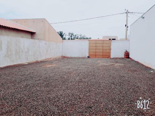 un estacionamiento frente a un edificio en Angelo Hotel en Olímpia