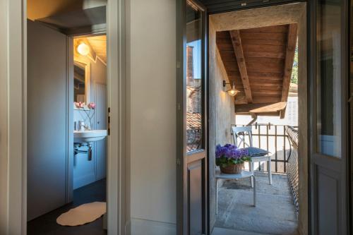 una puerta que da a un balcón con fregadero en Isola Bella Apartments - Via del Voltone, en Stresa