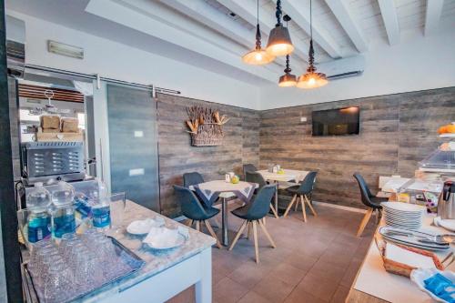 a restaurant with tables and chairs in a room at A casa di V-Ale in Treviso
