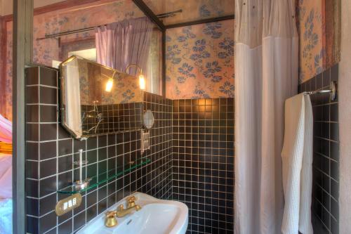 a bathroom with a sink and a mirror at Le stanze del Casale - Maison in Portoferraio