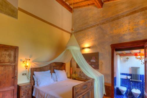 a bedroom with a bed with a canopy at Le stanze del Casale - Maison in Portoferraio