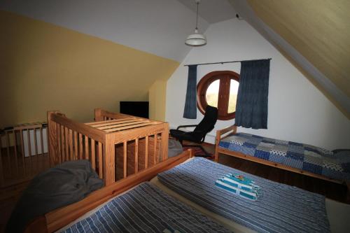 フリードリッヒシュコオクにあるFerienwohnung*** Achtern Diekのベッドルーム1室(二段ベッド2台、窓付)が備わります。