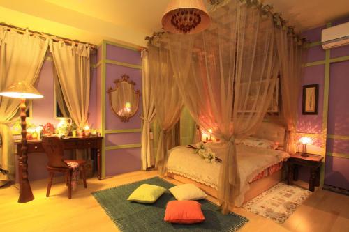 Ένα ή περισσότερα κρεβάτια σε δωμάτιο στο Happiness Vacation House