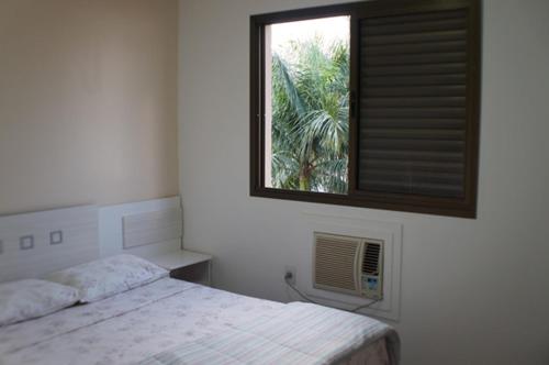 a bedroom with a bed and a window at Hotel Harmonia in Araras
