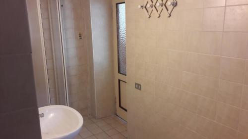 een badkamer met een wastafel en een douche bij Casa Sauro in Menaggio