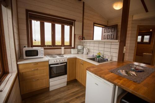 Kuchyň nebo kuchyňský kout v ubytování Hestasport Cottages
