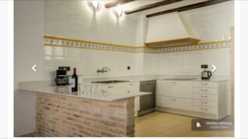 バレンシアにあるTorres de Valencia Apartmentsのキッチン(白いキャビネット、カウンタートップ付)