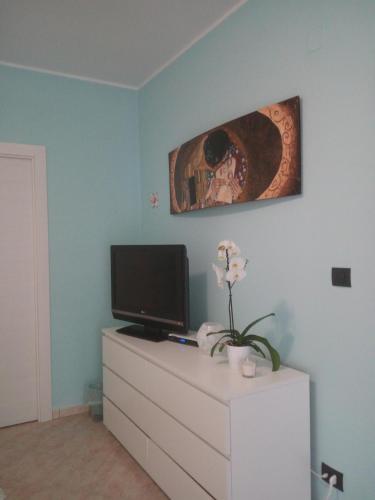 a living room with a tv on a dresser with a dresser at B&b la finestra sul mare in Capo dʼOrlando