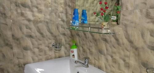 Un lavabo de baño con una botella de jabón encima en Liyara Home Stay, en Sigiriya