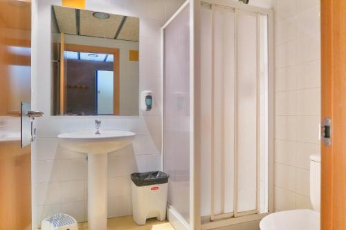 a bathroom with a sink and a mirror at Alberg Sant Joan de les Abadesses Xanascat in Sant Joan de les Abadesses