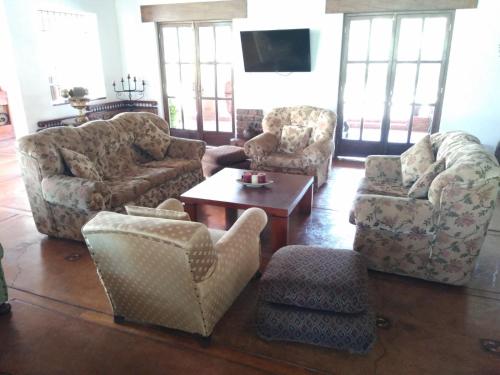 a living room with couches and a coffee table at Casa Hacienda Nasca Oasis in Nazca