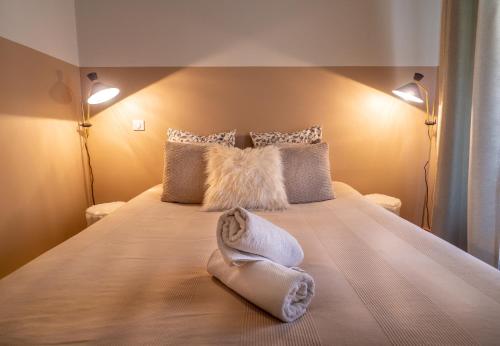 カンヌにあるDuplex Vieux Port - Cannesのベッドルーム1室(大型ベッド1台、照明2つ付)