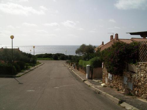 an empty street with a view of the ocean at Monolocale a 200 metri dal mare in Funtana Meiga