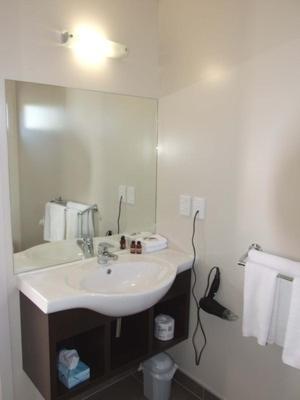Ένα μπάνιο στο Brooklyn Motor Lodge