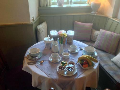 un tavolo con tazze e piatti di cibo sopra di Stag's Head a Banbury