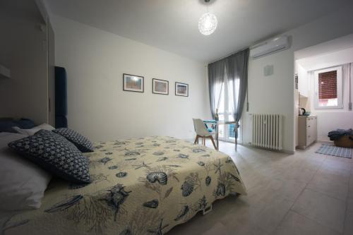 - une chambre avec un lit et une chaise dans l'établissement Clever House, à Milan