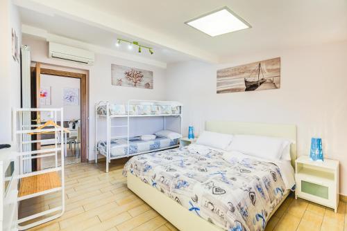 ラ・ロマニーナにあるAnagnina Apartmentのベッドルーム1室(ベッド1台付)、二段ベッド1組が備わります。