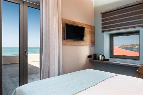 sypialnia z łóżkiem i widokiem na ocean w obiekcie Ciel Collection Suites w Chanii