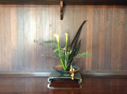 a vase with flowers in it sitting on a table at Minshuku Ippu in Yamanouchi