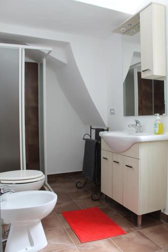 łazienka z toaletą i umywalką w obiekcie Appartamento in centro storico zona Gallipoli w mieście Parabita