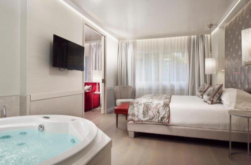 Postel nebo postele na pokoji v ubytování Ponte Vecchio Suites & Spa