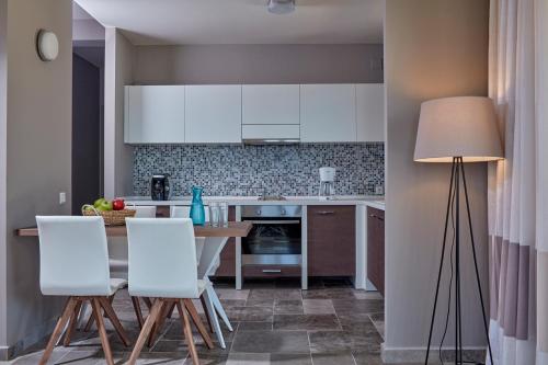 Η κουζίνα ή μικρή κουζίνα στο Sivota Seascape Luxury Villas & Residences